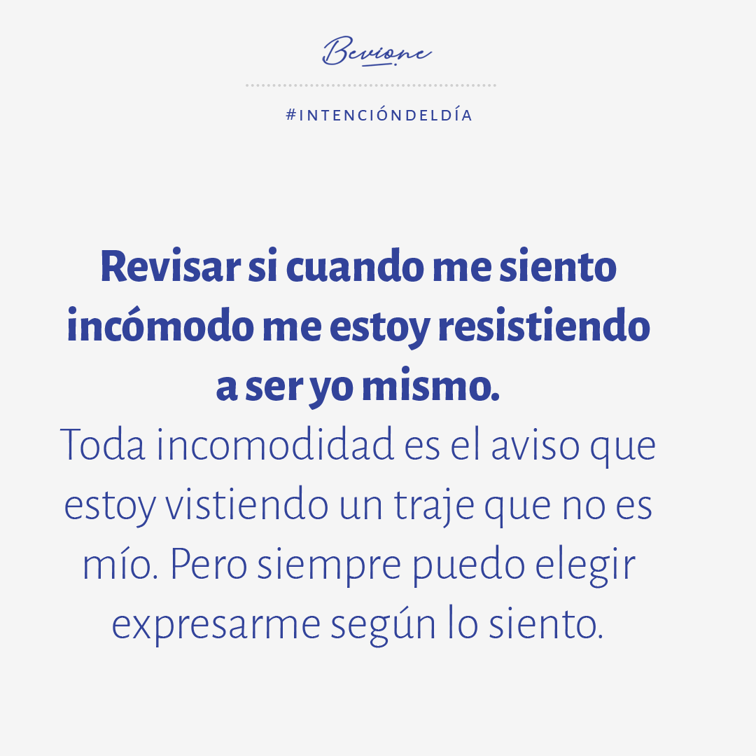 JulioBevione's tweet photo. Revisar si cuando me siento incómodo me estoy resistiendo a ser yo mismo. Toda incomodidad es el aviso que estoy vistiendo un traje que no es mío. Pero siempre puedo elegir expresarme según lo siento.

#JulioBevione #IntenciónDelDía #Paz #FrasesParaCompartir #Motivación https://t.co/1pnL8yVour