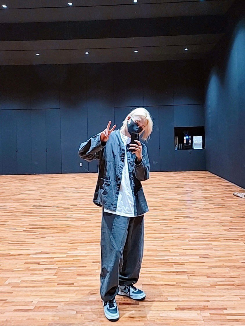 stirfriedpoxk's tweet photo. I have risen from the ashes to declare that Jeonghan is a Zoe Kin. Zoe &amp; Rocco = Jeonghan &amp; Doljjong https://t.co/gaD3sZEvLp