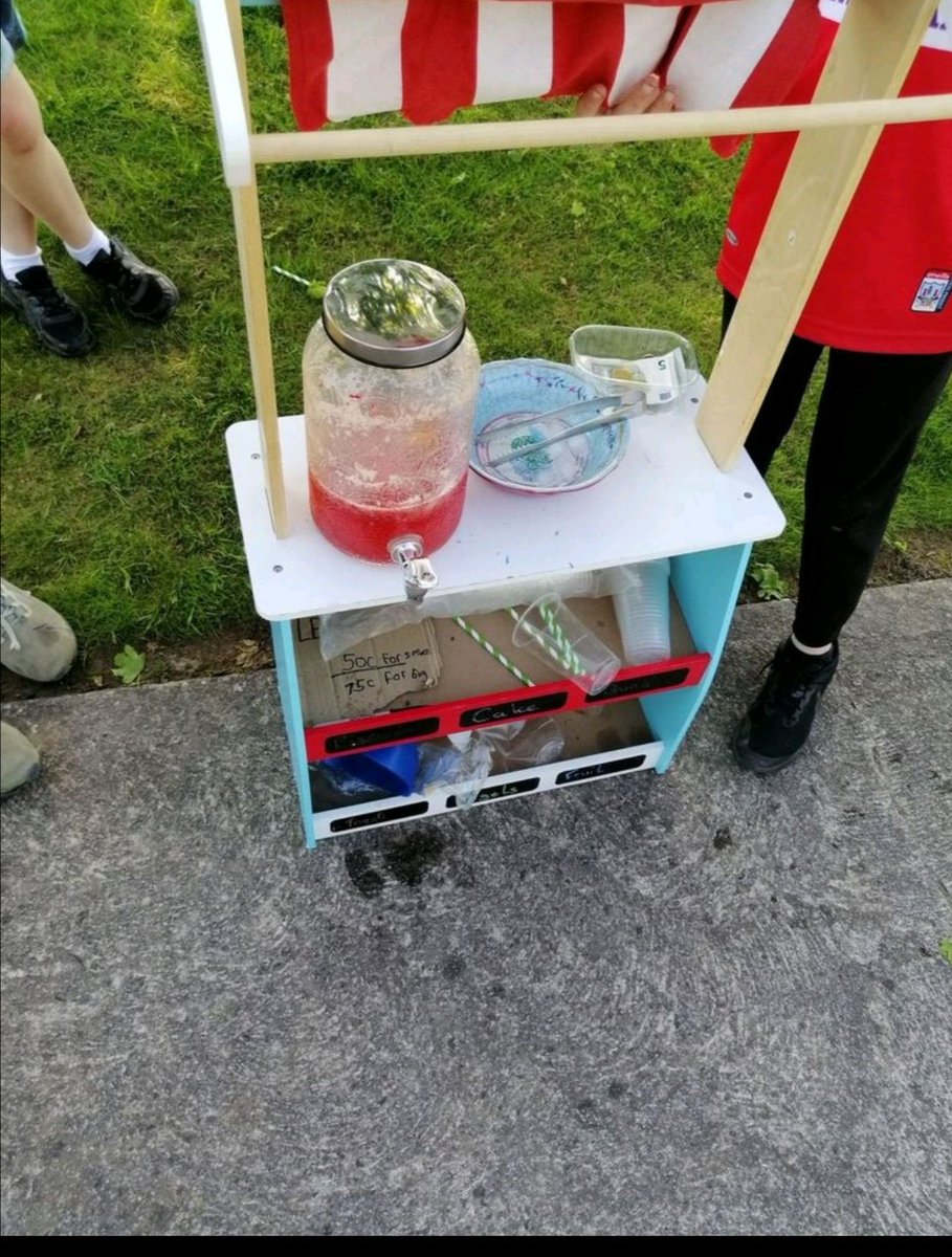 SiteAssessor's tweet photo. Beach life substituted for Street Life today so all on their tod, setup lemonade stand all day. Didn't go near them once. Heard smaller lad saying lots of kerry people live around here too let's wear Kerry and Cork jerseys. Approx 50quid in that money jar.  #playgroundrules #buds https://t.co/dSV9vy8Ifc
