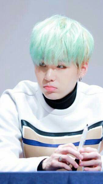 Delita_BTS's tweet photo. Algunas están conversando de Suga mentita, así que aquí les dejo uno muy tierno. Para que voten por el.  🙏🙏🙏

Vote for #SUGA in the finals of 100 Asian Heartthrobs 2021.

#100asianheartthrobs2021  #AHSuga https://t.co/92KKpcXYhg