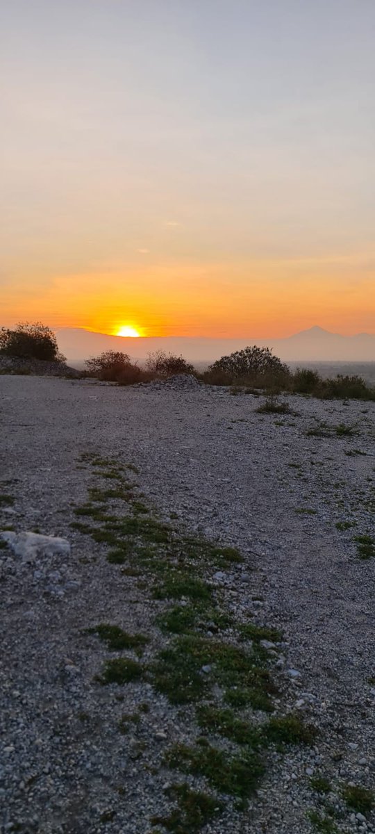 H_AguilarV's tweet photo. Fui afortunado de observar un amanecer esplendoroso en la travesía matinal, acompañado de mis amigos KUNO y ROTH, fieles compañeros de ascenso y descenso, terminamos agotados pero extremadamente satisfechos de recorridos excepcionales, abajo  nuestros valles y pueblos sin igual. https://t.co/pC2prrGRxw