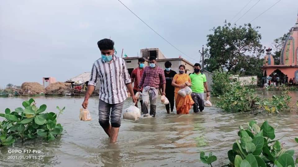 asha_choti's tweet photo. Relief materials and food distribution to needy people at  Basudevpur by our Team. Their situation is pathetic , many houses are water lodged. They need all of our support. These areas are highly affected due to cyclone. 
@CMO_Odisha @PradeepJenaIAS @MoSarkar5T @SecyChief https://t.co/X0wvf1bUJc