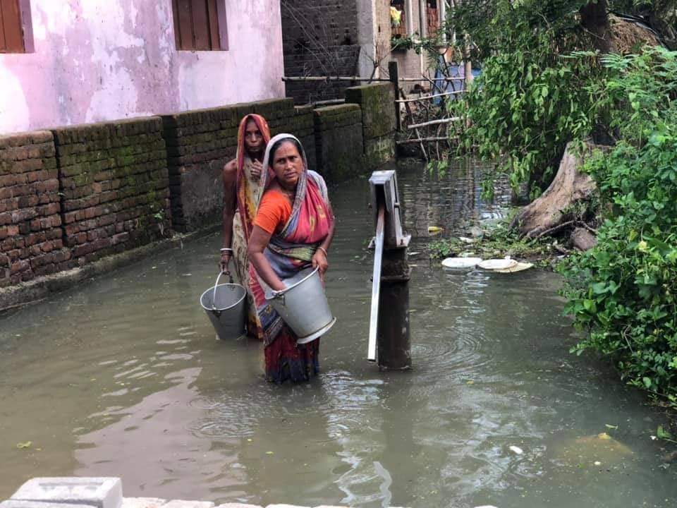 asha_choti's tweet photo. Relief materials and food distribution to needy people at  Basudevpur by our Team. Their situation is pathetic , many houses are water lodged. They need all of our support. These areas are highly affected due to cyclone. 
@CMO_Odisha @PradeepJenaIAS @MoSarkar5T @SecyChief https://t.co/X0wvf1bUJc