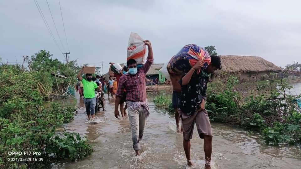 asha_choti's tweet photo. Relief materials and food distribution to needy people at  Basudevpur by our Team. Their situation is pathetic , many houses are water lodged. They need all of our support. These areas are highly affected due to cyclone. 
@CMO_Odisha @PradeepJenaIAS @MoSarkar5T @SecyChief https://t.co/X0wvf1bUJc