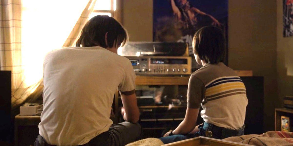 StrangerNews11's tweet photo. SHOULD I STAY OR SHOULD I GO...❤️🎶📻👽 #StrangerThings https://t.co/HdJ9C3gCYR