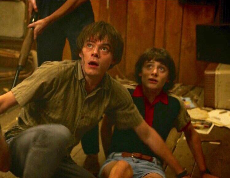 StrangerNews11's tweet photo. SHOULD I STAY OR SHOULD I GO...❤️🎶📻👽 #StrangerThings https://t.co/HdJ9C3gCYR
