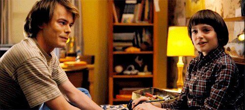 StrangerNews11's tweet photo. SHOULD I STAY OR SHOULD I GO...❤️🎶📻👽 #StrangerThings https://t.co/HdJ9C3gCYR