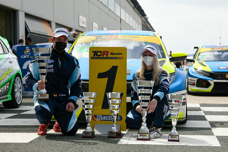 fiatcrworldtour's tweet photo. German siblings 👩🚀#MichelleHalder and 👨🚀#MikeHalder split victories in ##TCRSpain races at 🏁#CircuitoDeNavarra with their 👨🔧#HalderMotorsport's 🏎️#HondaCivic #TypeR cars.
READ MORE▶️https://t.co/fcvz4yEebG
#TCR #TCRseries #motorsport https://t.co/nSOgKrvrYq