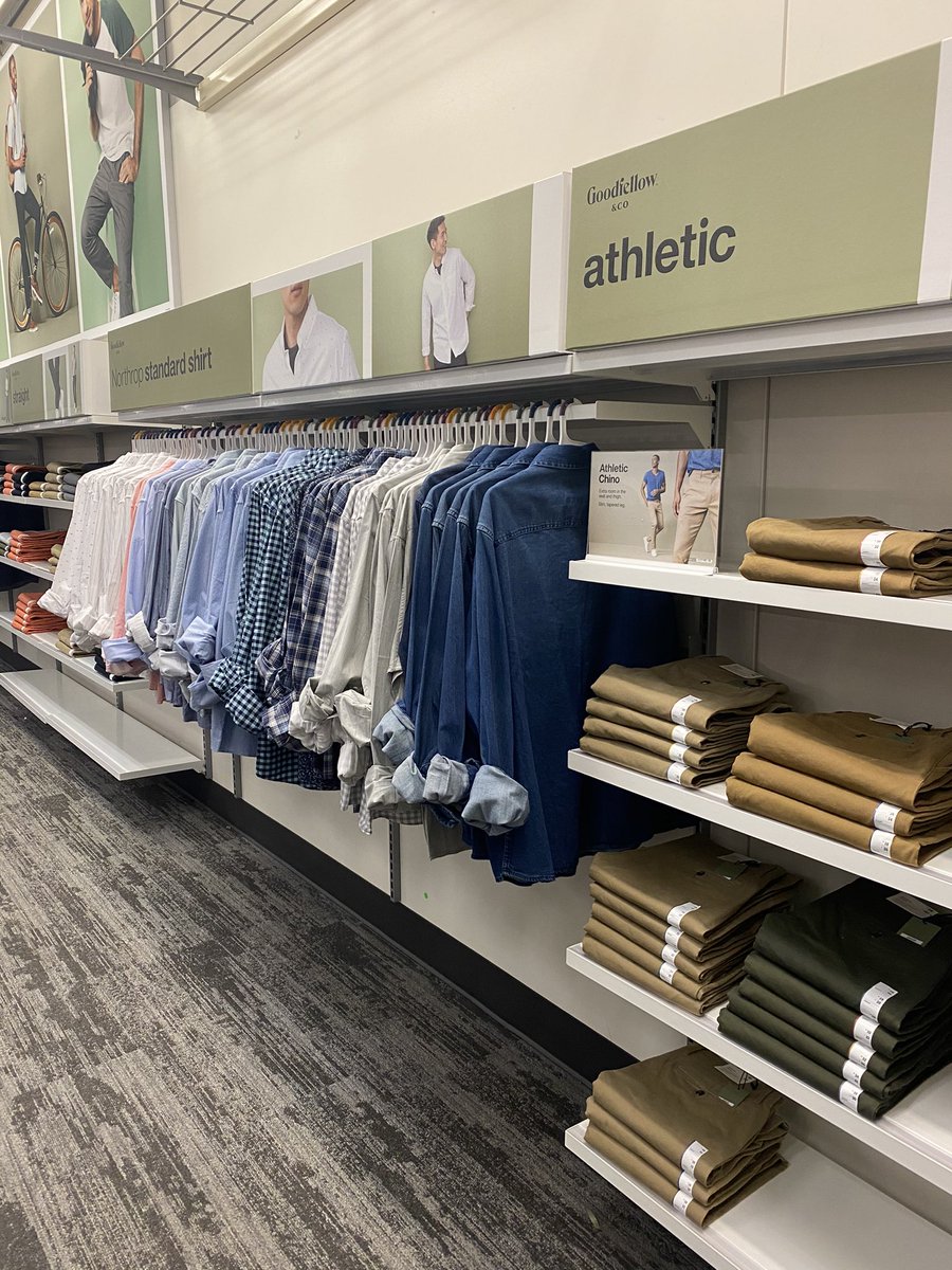 NatalieT2440's tweet photo. The hanging and wall standards in men���s is 🔥🤩 #d133backtobasics #elevate #week3focus @VNicole1902 @veramay11 @ErinHostinsky @garmtgt https://t.co/F0FwvJKE79