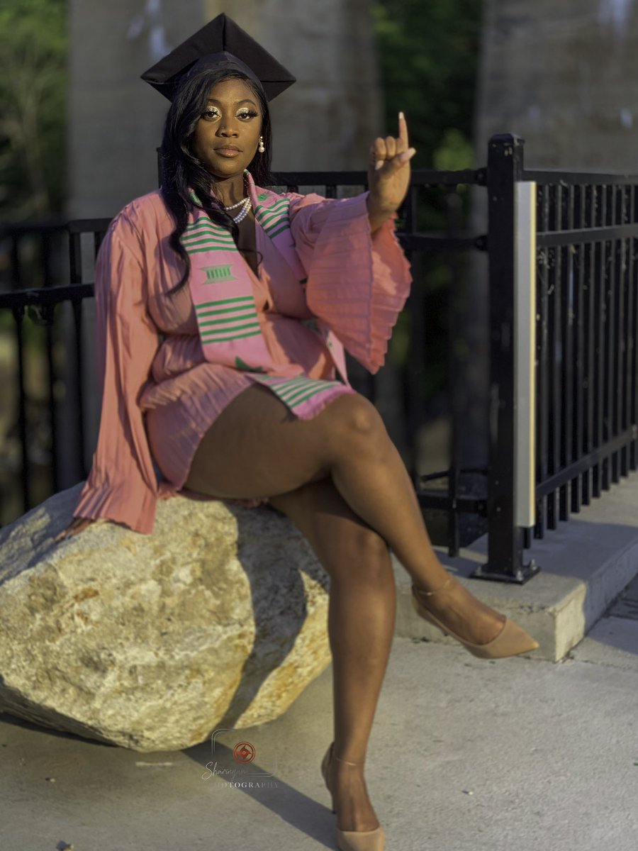 callmegisele's tweet photo. Pretty and eduKated, grateful that this sisterhood was my finAl dEstination. 🎓💗💚 #AKA #AE #VSUGrad #HBCUGrad #AKAGrad #PrettyGirlsWear20Pearls https://t.co/NEe1mpxq59