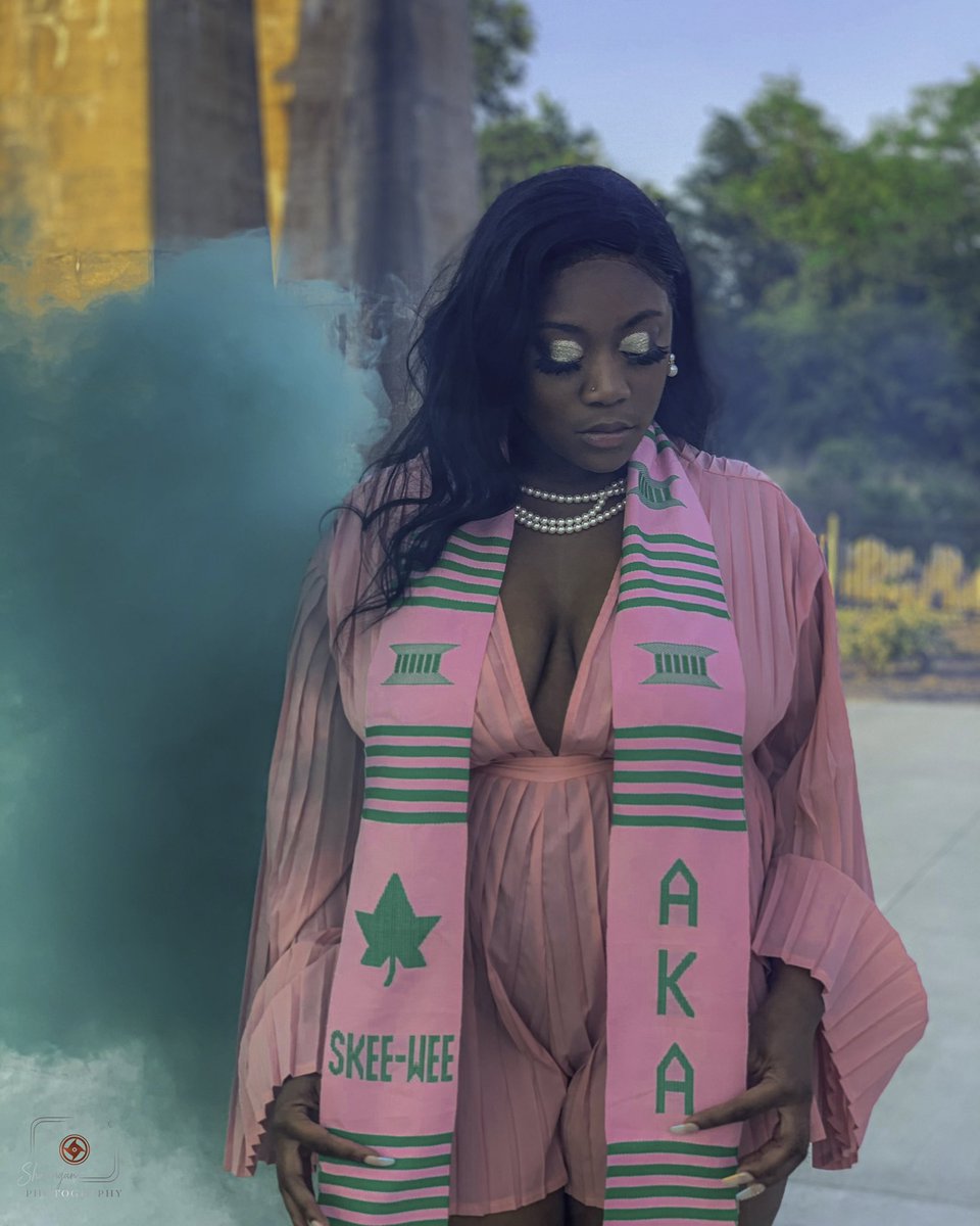callmegisele's tweet photo. Pretty and eduKated, grateful that this sisterhood was my finAl dEstination. 🎓💗💚 #AKA #AE #VSUGrad #HBCUGrad #AKAGrad #PrettyGirlsWear20Pearls https://t.co/NEe1mpxq59