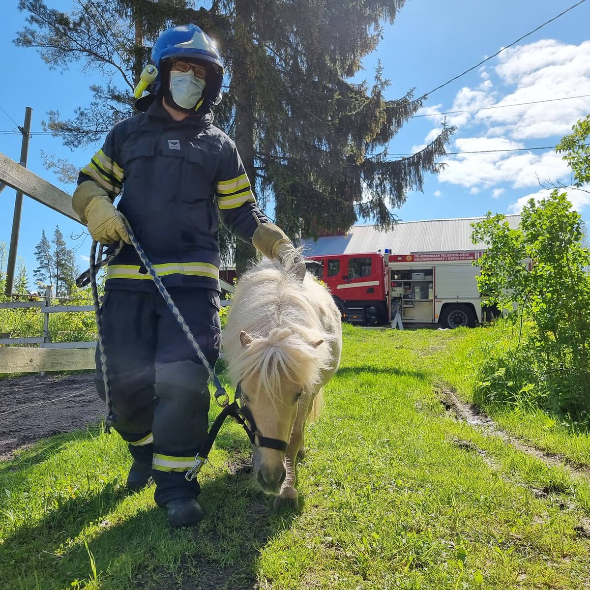 Intensiivinen kurssiviikonloppu takanapäin. Eilen päättyi @upl_toimisto :n ryhmänjohtajakurssi sekä tänään savusukelluskurssi. Saimme koulutettua oman alueen henkilöstöä sekä myös <a href="/KUpelastus/">Keski-Uudenmaan pelastuslaitos</a> ja <a href="/stadinbrankkari/">Helsingin kaupungin pelastuslaitos</a> sopimuspalokuntalaisia. Kiitos kaikille osallistujille!