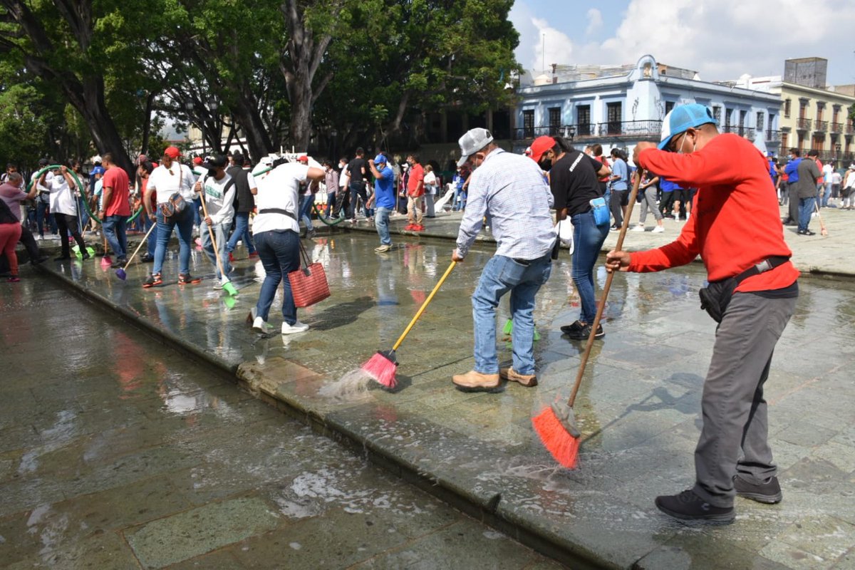 JavierVillacana's tweet photo. #OaxacaDeJuárez recuperará su brillo con la participación de cada uno de nosotros. Agradezco a vecinas y vecinos que con gran ánimo se sumaron este día al #TequioPorLaCiudad, para cambiarle el rostro a nuestra capital; en unidad, ¡vamos a seguir avanzando! #JuntosLoHaremosDeNuevo https://t.co/edqY9qnexn