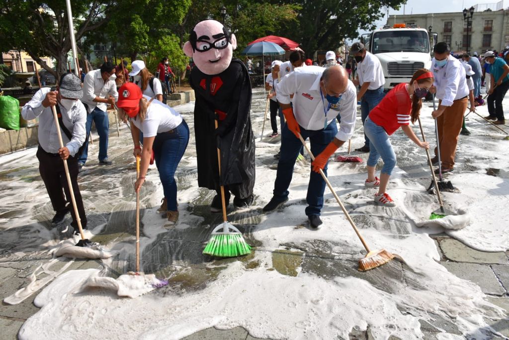 JavierVillacana's tweet photo. #OaxacaDeJuárez recuperará su brillo con la participación de cada uno de nosotros. Agradezco a vecinas y vecinos que con gran ánimo se sumaron este día al #TequioPorLaCiudad, para cambiarle el rostro a nuestra capital; en unidad, ¡vamos a seguir avanzando! #JuntosLoHaremosDeNuevo https://t.co/edqY9qnexn