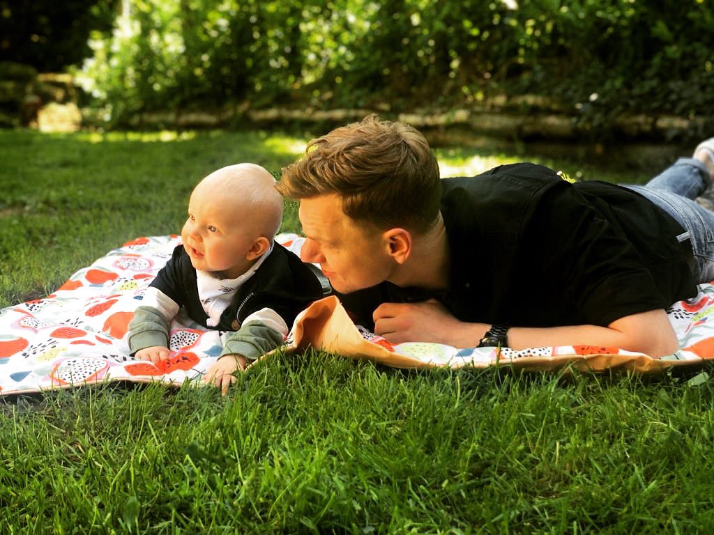 Even mannenpraat op een kleedje in de zon❤️! #nephew #family #love