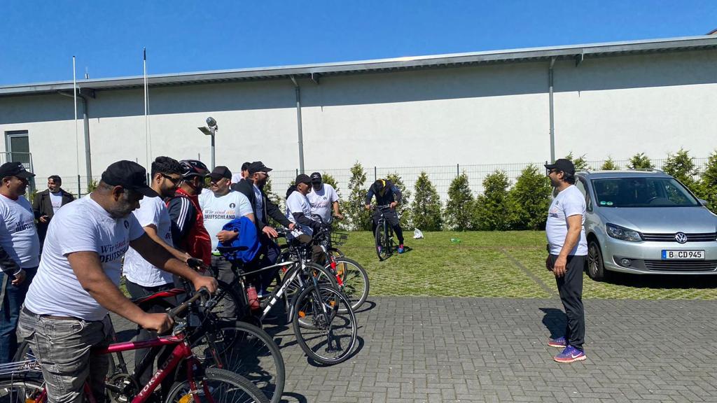 ansarullahDe's tweet photo. Majlis Berlin

#Fahradtour
#AnsarullahDE https://t.co/FbPiK7k9nA