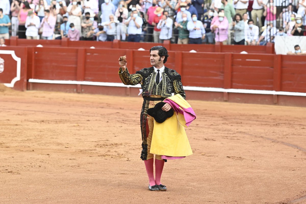 AranjuezToros's tweet photo. Oreja para Morante de la Puebla en el primero de la tarde #Aranjuez https://t.co/IwR0LnQokP