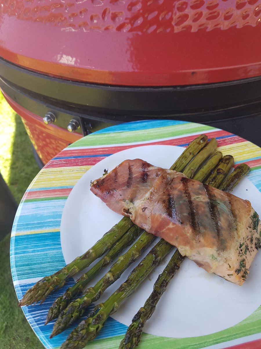 ERiscooking's tweet photo. It was s great day for grilling @chinradiocanada #festivaledijohnnylombardi #grillingfish #backyardgrilling #freshherbs https://t.co/pIWqXvFnsK