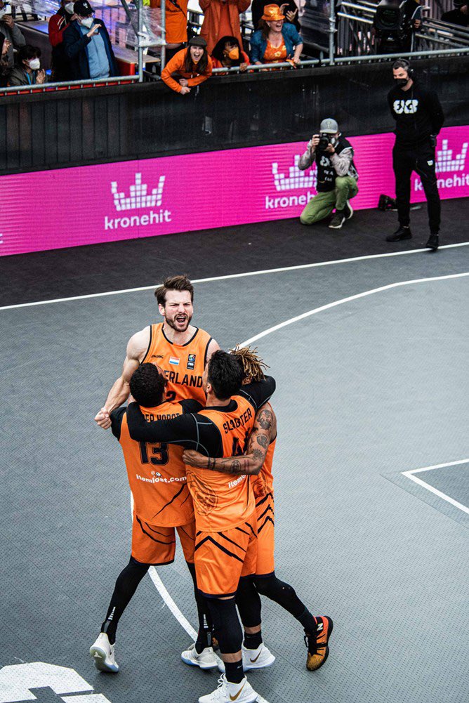 3x3 BASKETBAL ⛹️‍♂️

This. Is. Great. 🤩 De mannen grijpen een ticket naar #Tokyo2020!

#TeamNL🇳🇱 | <a href="/3x3NL/">3x3 Basketball Netherlands</a>