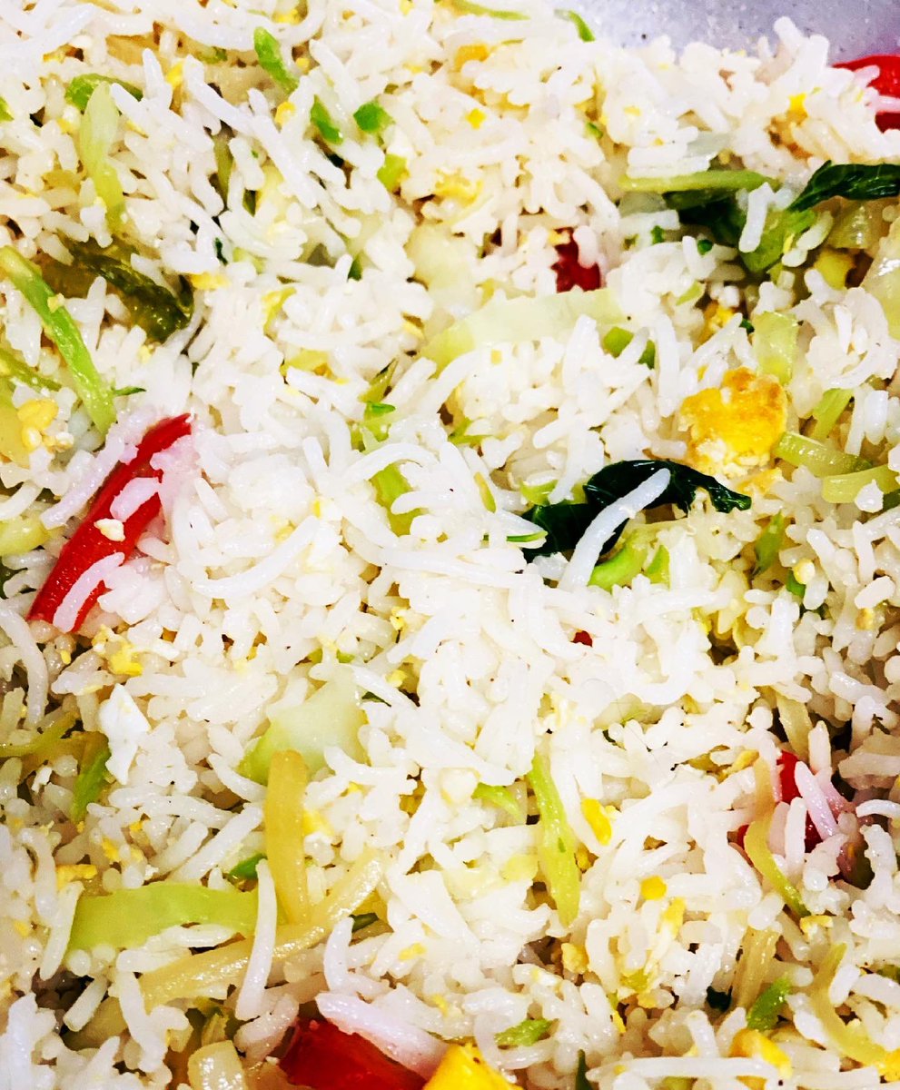 soulonatraipse's tweet photo. Lunch scene, the weekend is good. Especially when it is a long one ๐
#theweekendkitchen #friedrice #chilliprawns https://t.co/8ead4PRUDF