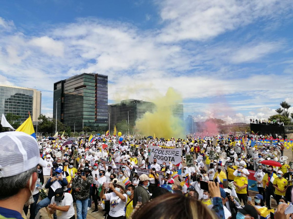 ¡Sin bloqueos, sin insultos, sin agresiones, sin vandalismo y sin enfrentarse a la Policía! ¡Contra el paro, contra las vías de hecho y contra los violentos! ¡Por el trabajo, por la libertad y por la democracia! La inmensa mayoría de colombianos es trabajadora, honesta y pacífica