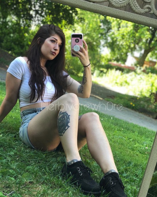 Watch 🔪🖤Ashley🖤🔪's leaked NSFW photo on TwXstars