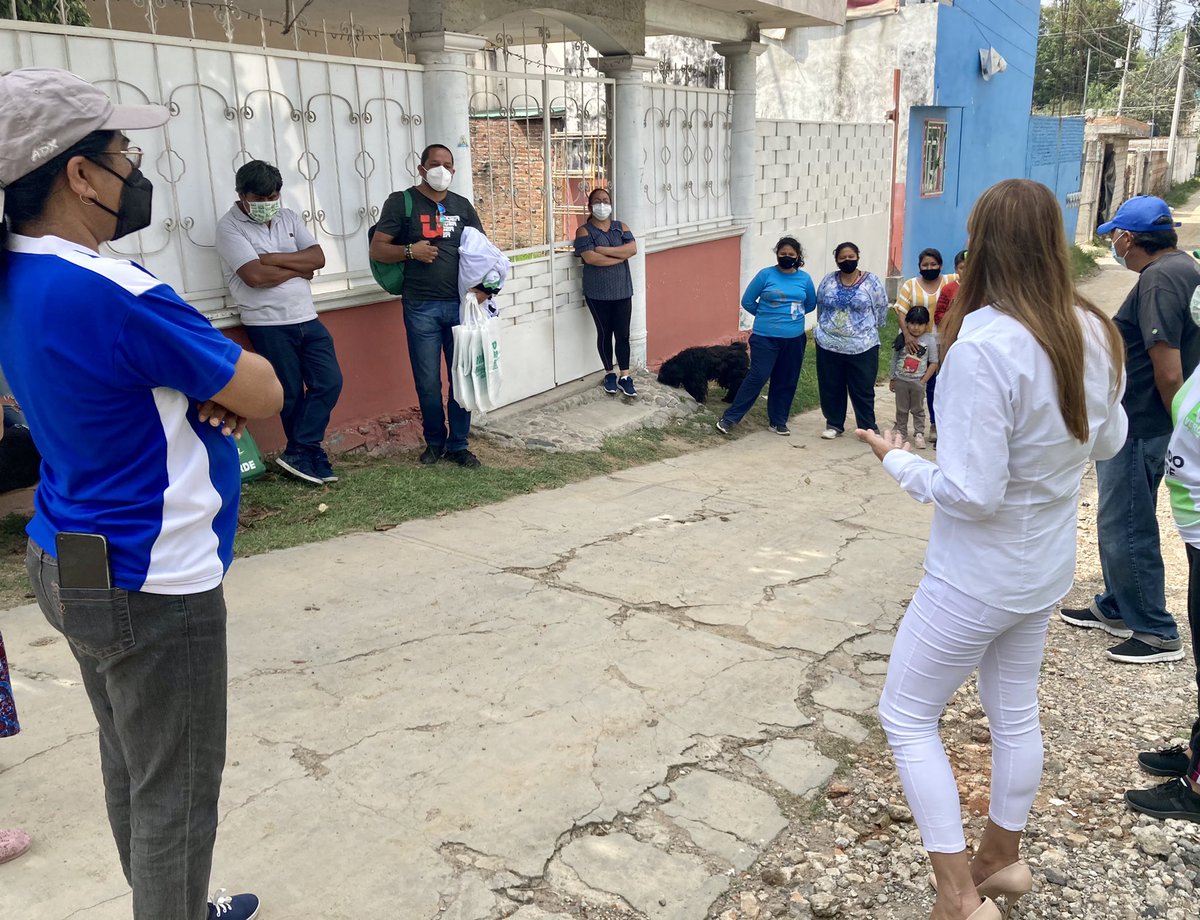 CuautlancingoPV's tweet photo. Gracias a los vecinos de la privada Morelos por el recibimiento a nuestra candidata a presidente municipal Mónica López. De la mano con la ciudadanía vamos trabajando día a día. 👏🏻💚
#VotaVerde #ElVerdeSiCumple #CuautlancingoVaVerde https://t.co/kCVNMSF8BQ