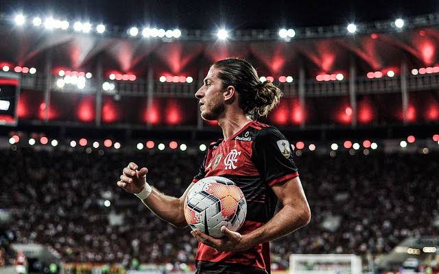 "Nenhum clube oferece o que o Flamengo oferece hoje, que é conquistar títulos. Não é mais por dinheiro, é por amor. Meu time de coração. Você vai para o treino e pensa: "Vou ajudar meu Flamengo".

-- Filipe Luís.