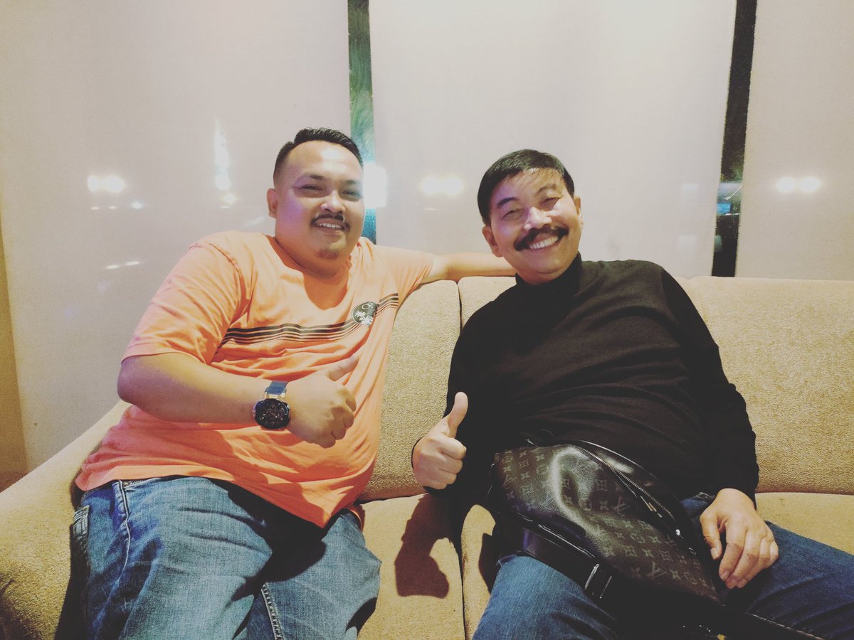 febri_naldi1312's tweet photo. Nyantai malam bersama mayor jendral (purn)Sumiharjo pakpahan https://t.co/Q5UMyWA861