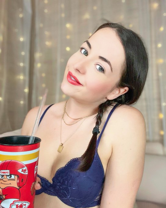 I was thirsty. 😋 Can you guess whats in the cup? 🥤 https://t.co/BUjoCwAaKP