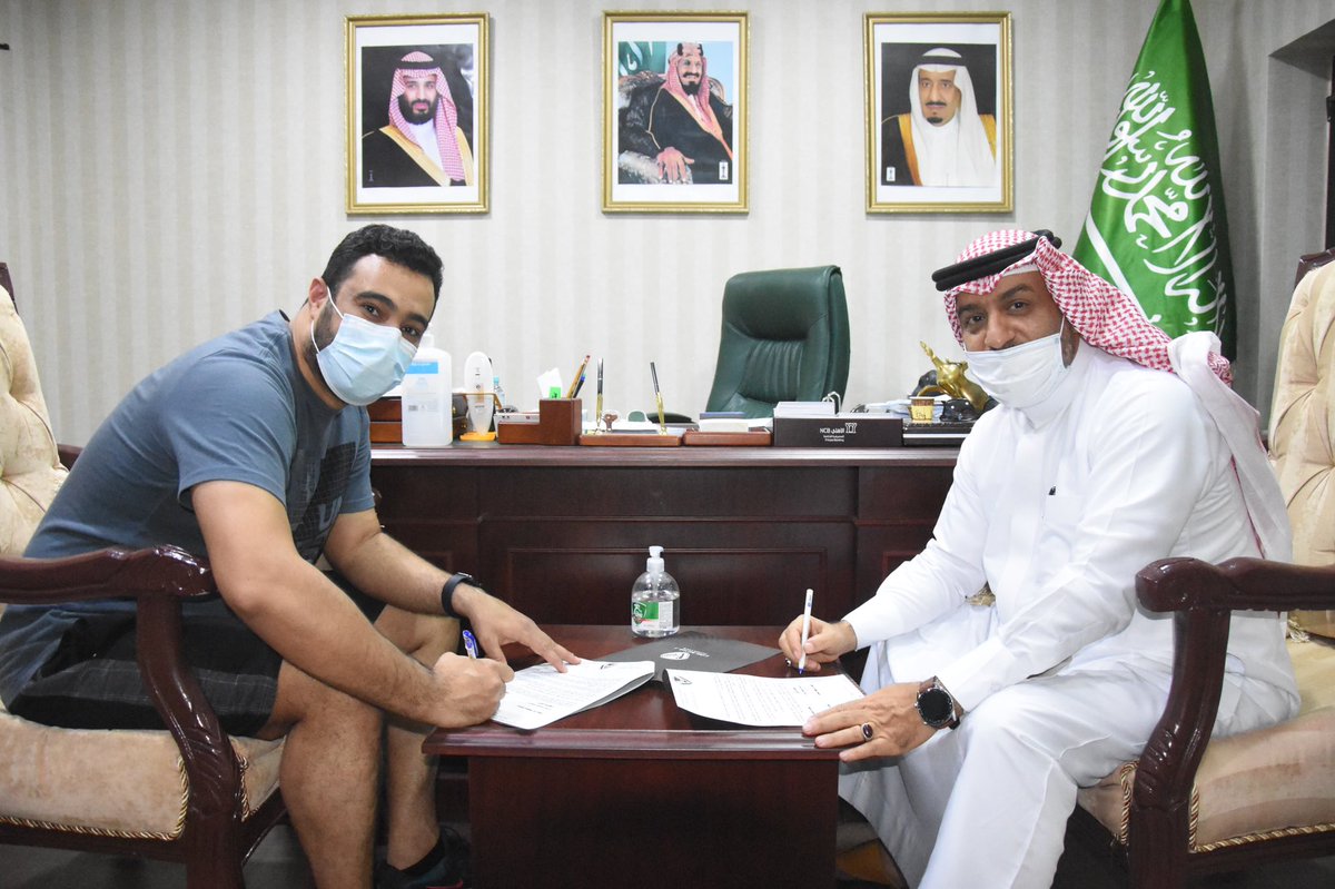 alsafaclub's tweet photo. وقعت ادارة النادي برئاسة الأستاذ محمد غلاب مع الكباتن حسين العجاج ومحمد الزاير لتولي تدريب مدرسة كرة اليد بالنادي ، علما بأن المدرسة تحت اشراف فني من الاساتذة هاشم الشرفا-بشير القريناوي -زكي العبدالله . https://t.co/dHfpyB3jda