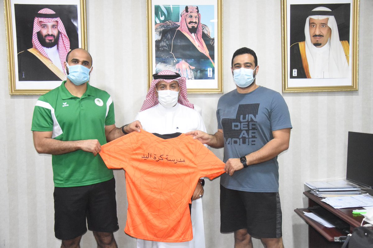 alsafaclub's tweet photo. وقعت ادارة النادي برئاسة الأستاذ محمد غلاب مع الكباتن حسين العجاج ومحمد الزاير لتولي تدريب مدرسة كرة اليد بالنادي ، علما بأن المدرسة تحت اشراف فني من الاساتذة هاشم الشرفا-بشير القريناوي -زكي العبدالله . https://t.co/dHfpyB3jda