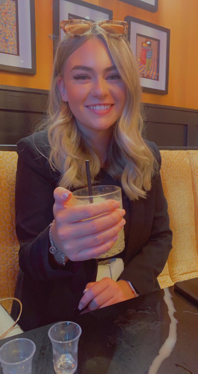 becca_styles13's tweet photo. @wroetoshaw’s glass technique approved by @lydiarobinson_x https://t.co/rRDEcr9X1X