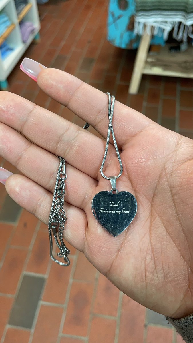 yikeyg510's tweet photo. Hi if you see this pls RT I found this necklace on the ground at Bethany beach, DE and it looks very sentimental I would love to return it to its owner https://t.co/bnd2XuBtgz
