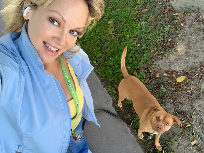 The best therapist has fur snd four legs. #dogsarelove https://t.co/mS7dPF5YmN<a href="/tag/dogsarelove"class="tags">#dogsarelove</a>