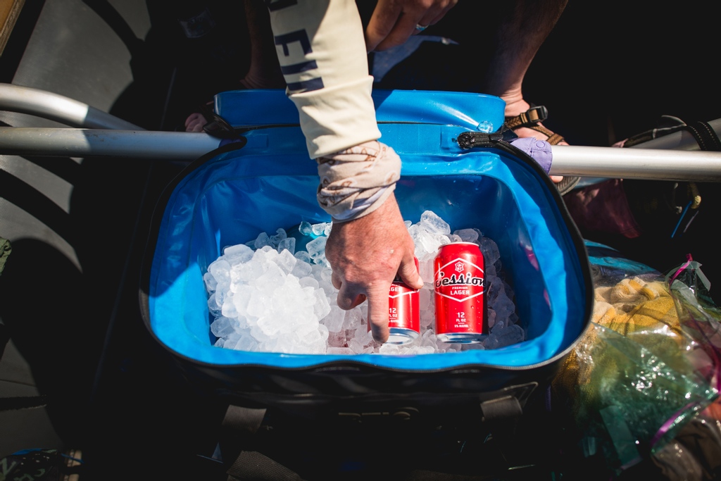 FullSailBrewing's tweet image. Cheers to long weekends, the great outdoors, and ice cold beer.  

#fullsailbrewing #sessionlager #sessionbeer #longweekends #weekendvibes #coldbeer #cannedbeer #getoutside #pnwlife #gorgelife #hoodriverlifestyle