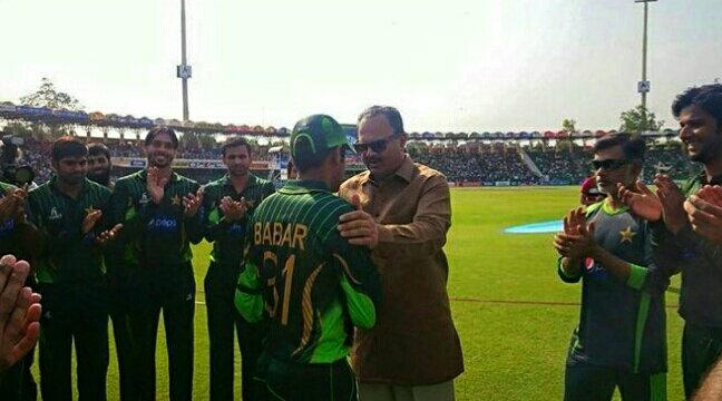babar_thechamp's tweet photo. Nothing feels Better than making Debut in Own country ❤🇵🇰
#OnThisDay in 2015 Babar Azam made his ODI Debut vs Zim at Gaddafi Stadium Lahore nd scored 54 Runs Off 60 Balls.
#6YearsOfBabarAzam #HBLPSL6 https://t.co/IJpQIJLQo5