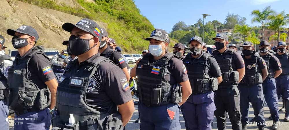 Activamos un nuevo dispositivo contra el robo y hurto de vehículos en Los Teques, estado Miranda, mediante el despliegue de 260 funcionarias y funcionarios, a bordo de 32 vehículos y 60 motocicletas ¡Seguimos articulados, trabajando por la Seguridad Ciudadana y la Paz!
