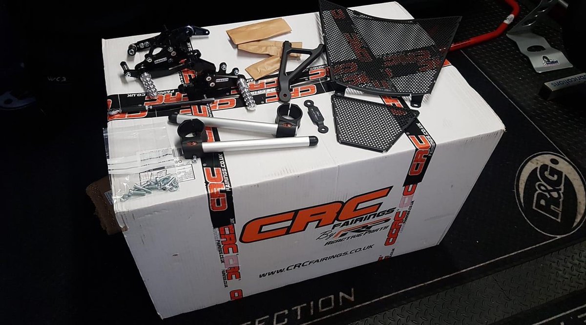 SmallboyT's tweet photo. Items already arriving for our new Hire bike from @CFairings @Promach @SESRaceProducts and @EvotechRaceTeam. Better give @helperformance @GBRacingEU and @RnGRacing a call.......😊😊

Wonder what we've bought.........🤔🤔😂😂 https://t.co/v6d2hwXyET