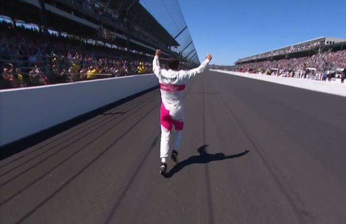 PitCrew_Online's tweet image. This is the victory lap! This is history! #4Time #IndyCar #Indy500