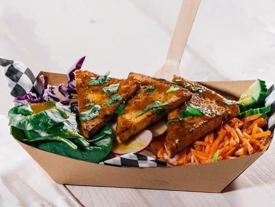SaucyMouthTruck's tweet photo. #SundayFunday! Why not forget about sweating over a hot stove this evening & order some #FoodToFillYourFace from our @QuidiVidiBeer location?! There’s a sold-out event in their room taproom tonight but you can still order take-out at the truck & we’re open until 9PM! 🍔🥗😋 https://t.co/VMYidG2Oxt