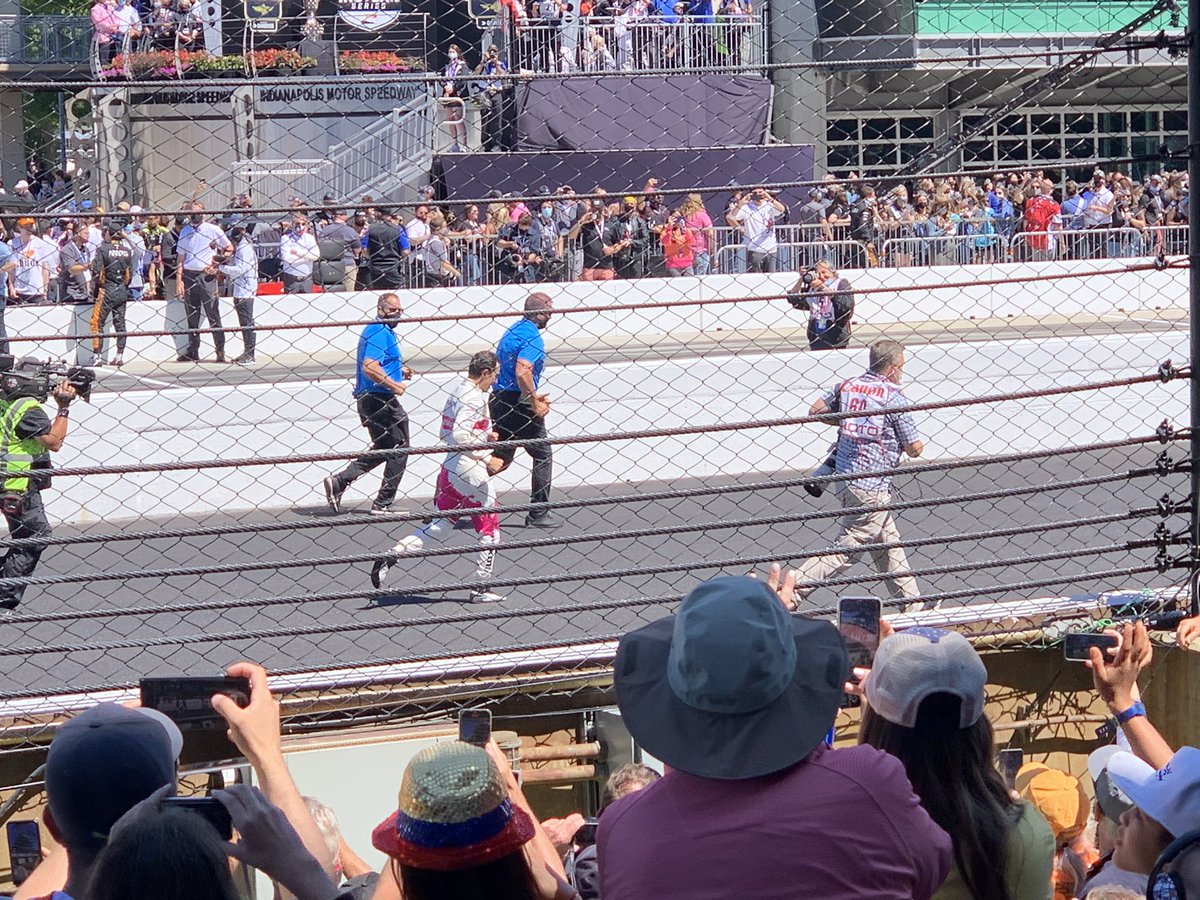 nuclear94's tweet image. They caught up to @h3lio and turned him back around. #Indy500 #4Time @ims