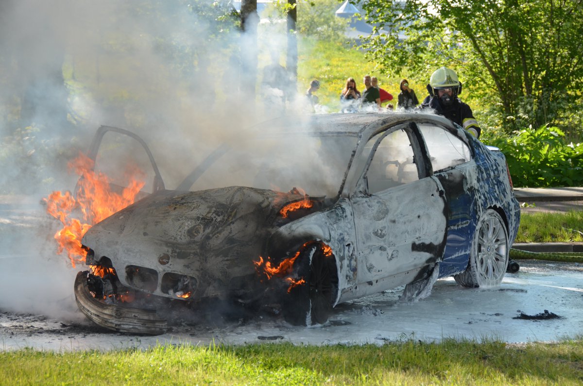 Auto brandt uit na aanrijding Leeuwarden :..