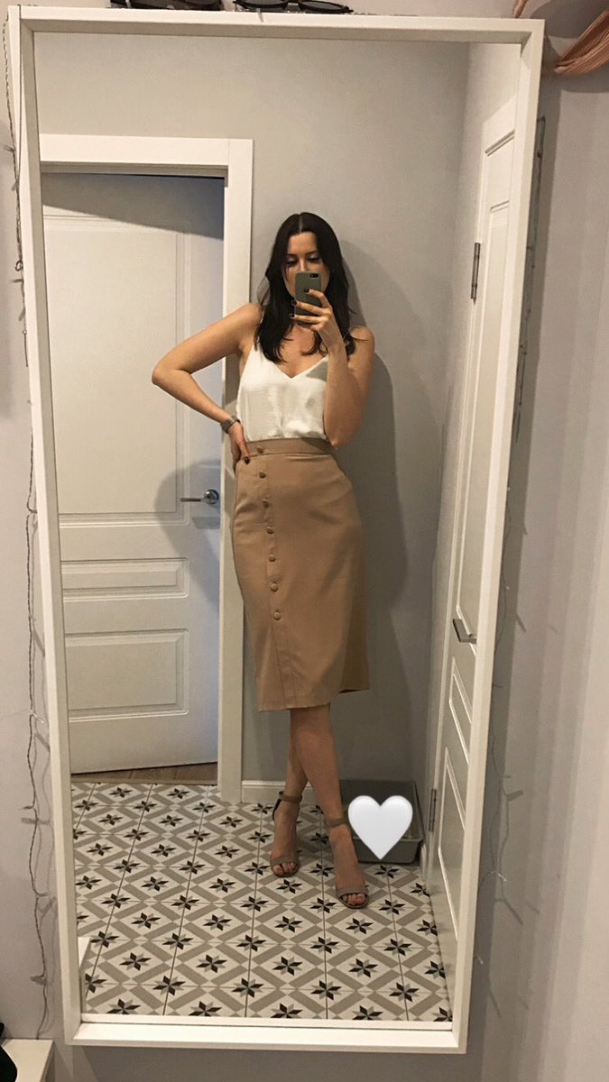 бабка у подъезда tweet media