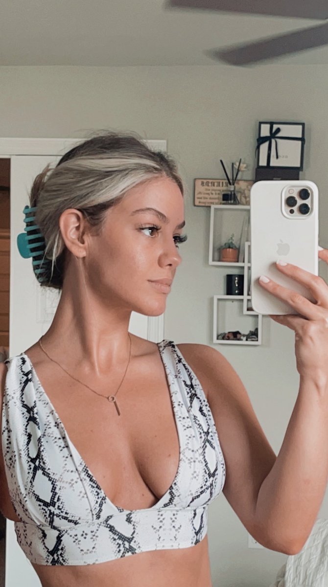 LuluLuvely's tweet image. Apex has driven me to go outside and be by the lake today. It’s very tragic. See you guys Monday 😘