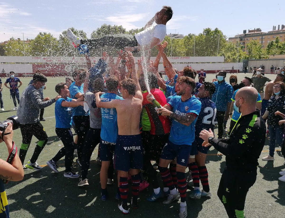 Después de haber vivido en primera línea el ascenso de la #SDHuesca B a Segunda RFEF, me quedo con esta imagen. Concluye una temporada durísima en la que la plantilla ha creído de principio a fin en su míster: <a href="/aso_ferrer_dani/">Dani Aso⚽️</a>. Premio a un temporadón.