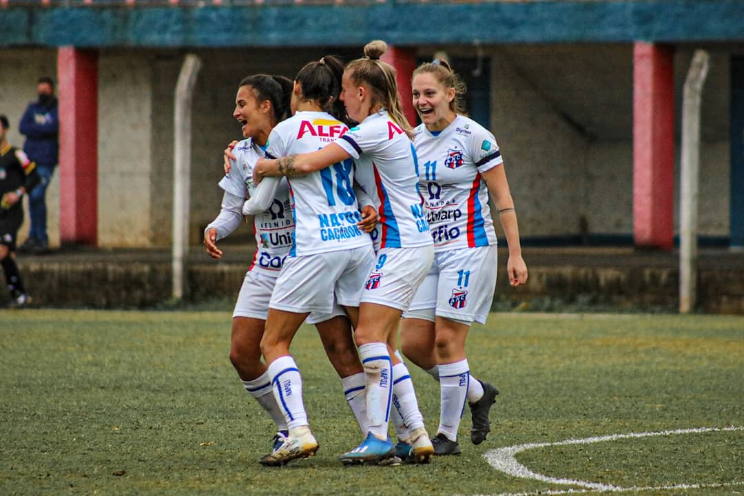 Napolifeminino's tweet photo. DEU NAPOLIIIIIIII! 

Fim de jogo em Caçador, Napoli 1 x 0 Avaí Kindermann. Gol da Pâmela, aos 3 minutos do segundo tempo!

Sempre com respeito as nossas adversárias e companheiras. 🙏💙 https://t.co/a5ibu1oSlO