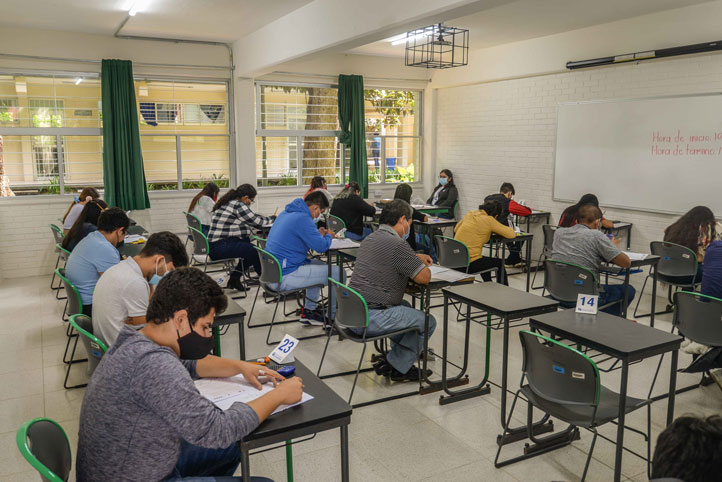 #LoLeíEnUniverso 
Más de 37 mil jóvenes presentaron examen de ingreso a la UV. El proceso se llevó a cabo en calma y sin contratiempos.
Detalles en: bit.ly/3vHc8tC
#UV_DamosMás