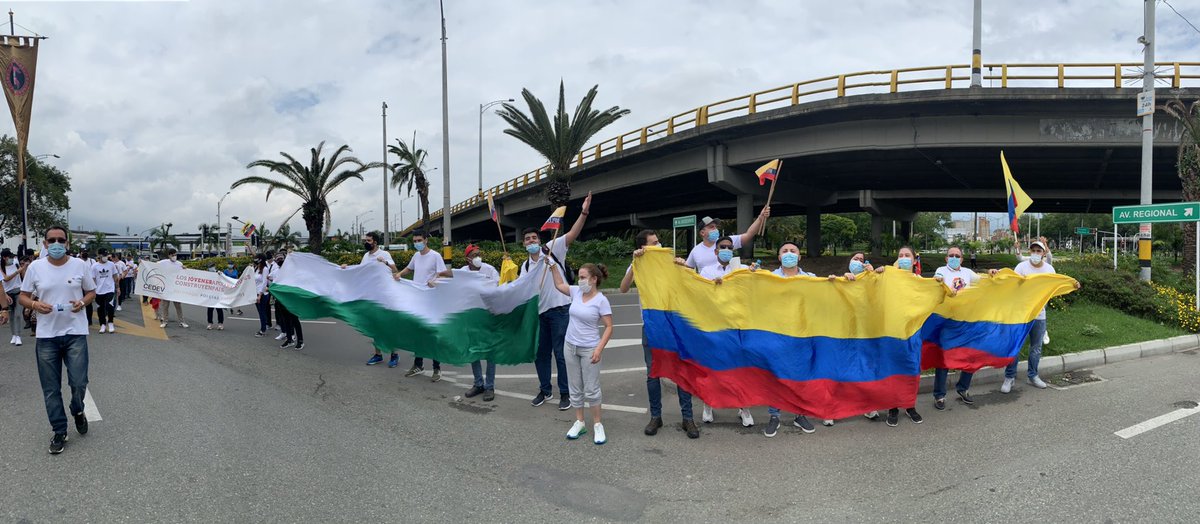 Los jóvenes de la primera línea de la izquierda tapados y quemando el mío los de la primera línea de derecha pidiendo trabajar y sosteniendo la bandera con Orgullo y sin dañar nada. Si ven la diferencia? #YoProtejoMiPais