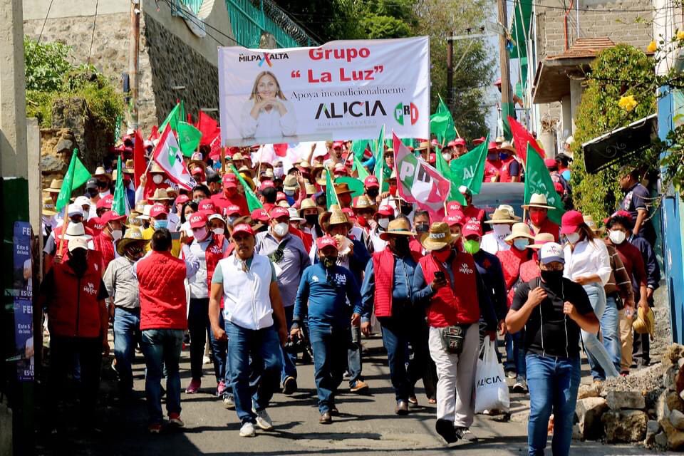 AliciaRobles_Ac's tweet photo. #FelizDomingo En unos días más podremos iniciar el cambio histórico que nuestro pueblo necesita.
Gracias Barrio de la Luz por su cálido recibimiento. https://t.co/EnT26HZE6A